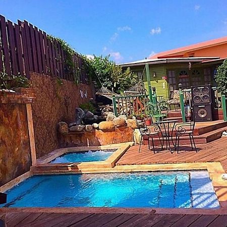 One32 Guest House Kingston Ngoại thất bức ảnh