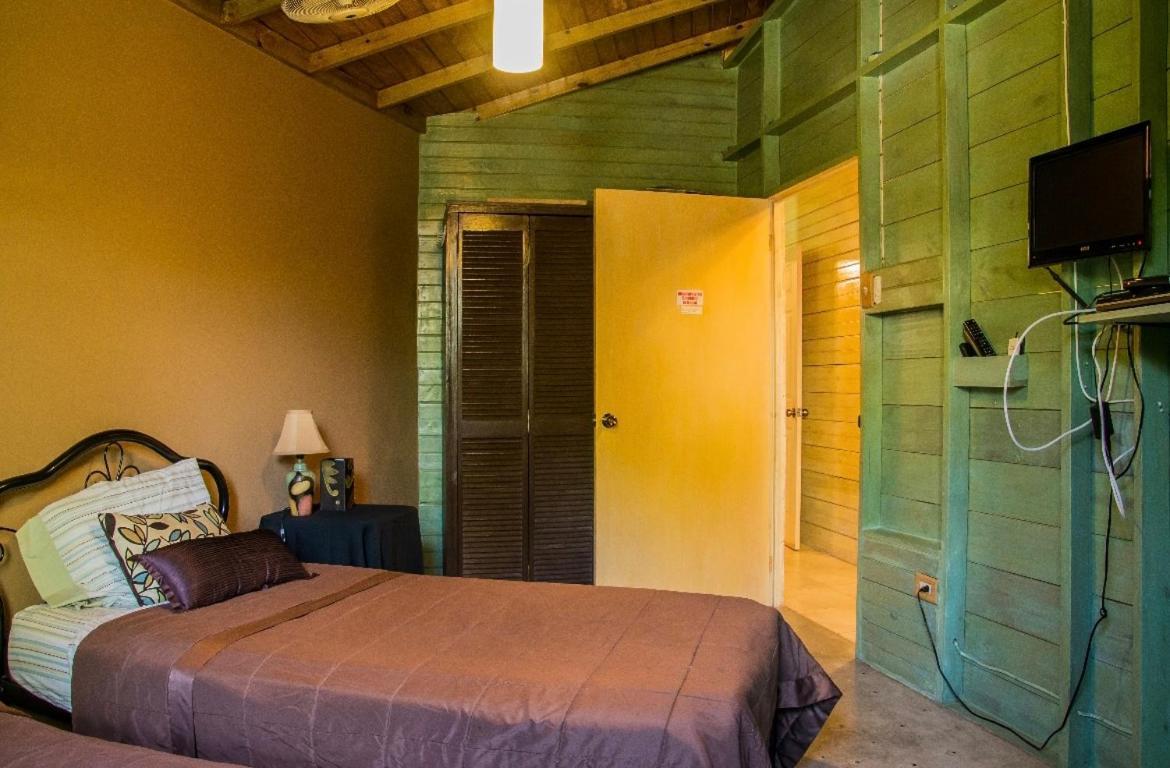 One32 Guest House Kingston Ngoại thất bức ảnh